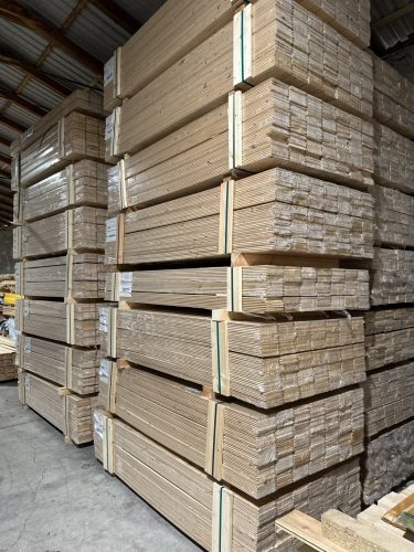 Lambéria északi lucfenyő 10,5x146 "B" minőség, fűrészelt felület